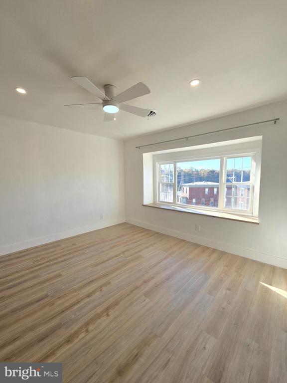 5211 RIDGE AVENUE Unit: 3