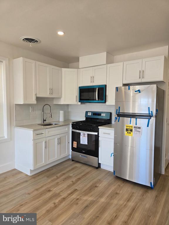 5211 RIDGE AVENUE Unit: 3