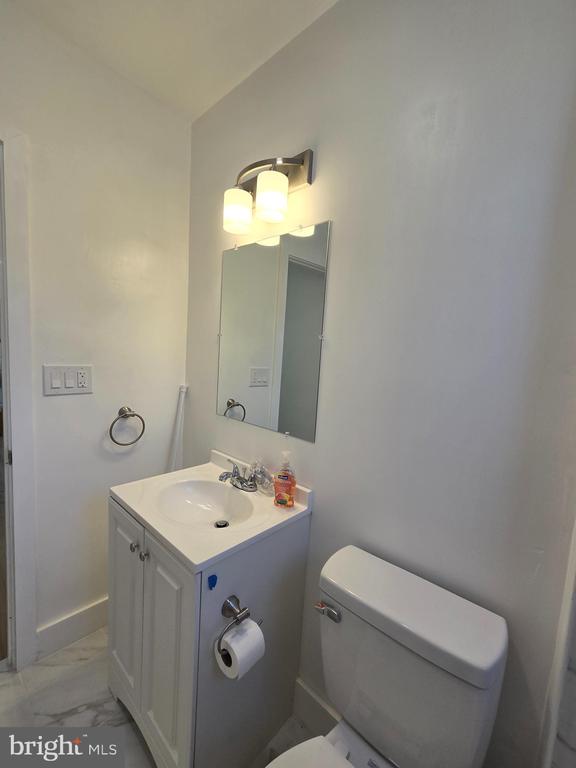 5211 RIDGE AVENUE Unit: 3