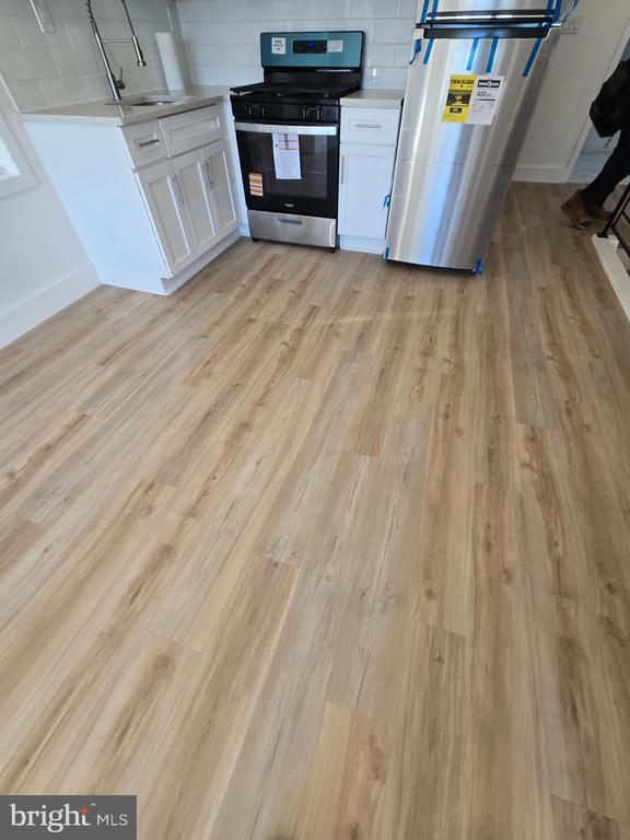 5211 RIDGE AVENUE Unit: 3