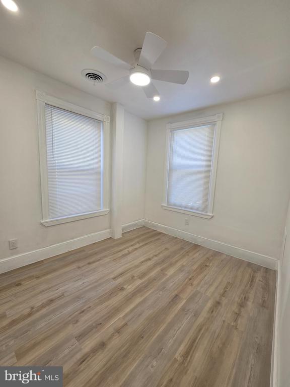 5211 RIDGE AVENUE Unit: 3