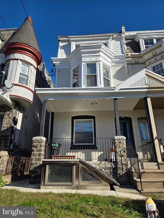 5211 RIDGE AVENUE Unit: 3