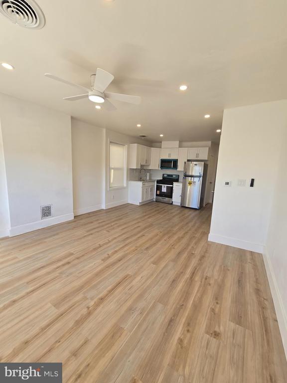 5211 RIDGE AVENUE Unit: 3