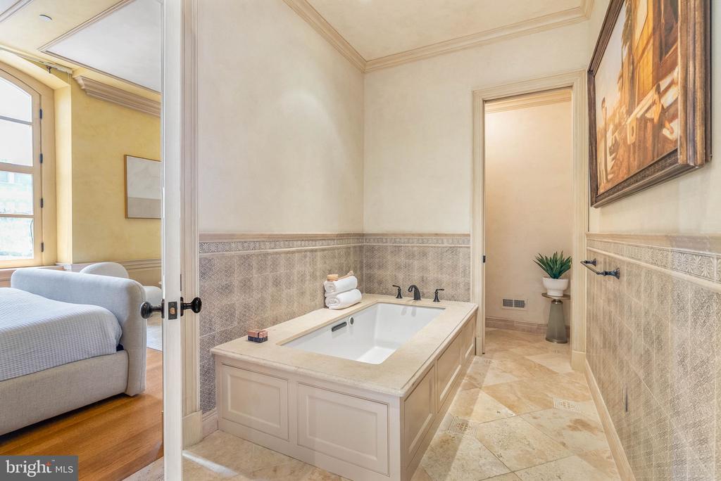 421 CHESTNUT STREET Unit: 401