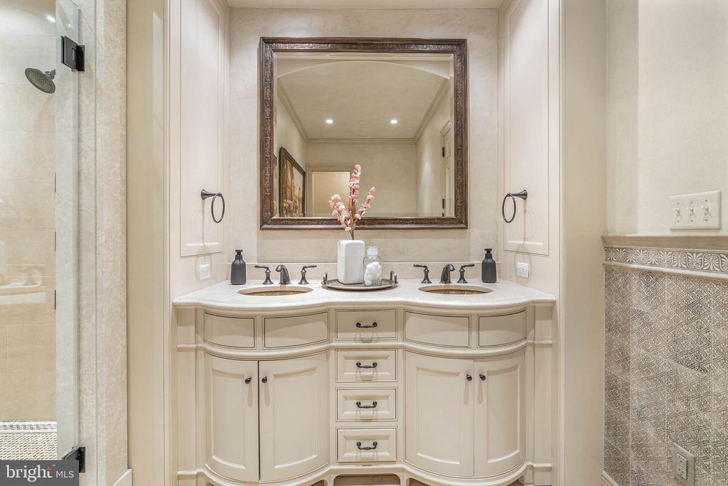 421 CHESTNUT STREET Unit: 401