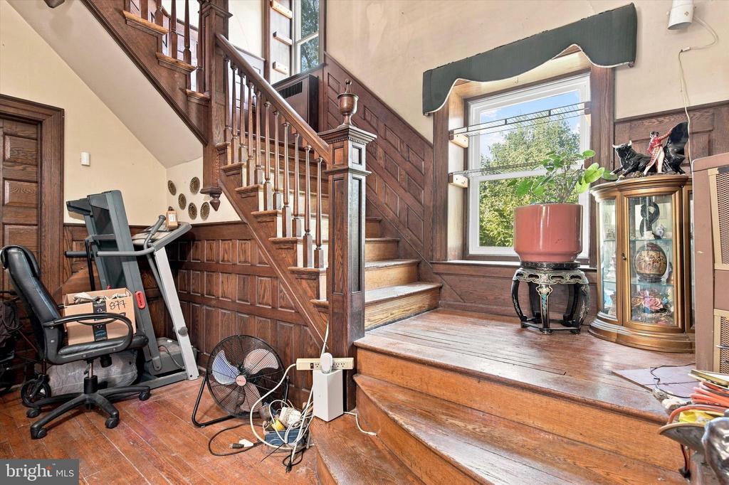 102 E CLIVEDEN STREET