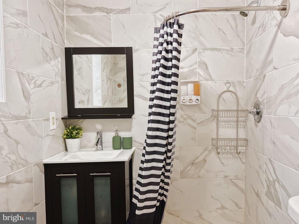 1725 BAINBRIDGE STREET Unit: 1R