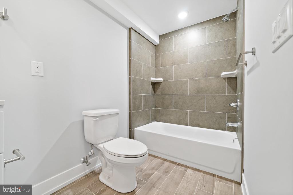 1533 N 2ND STREET Unit: 1B