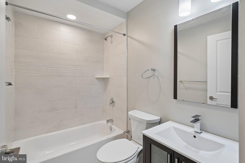 970 N MARSHALL STREET Unit: 7