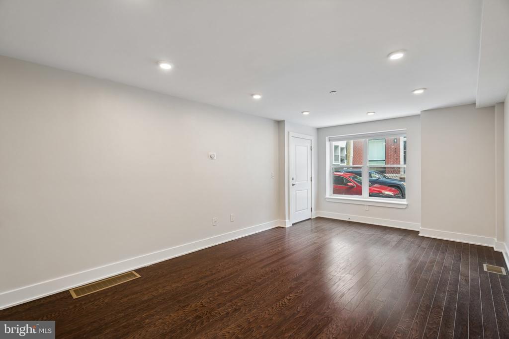 970 N MARSHALL STREET Unit: 7