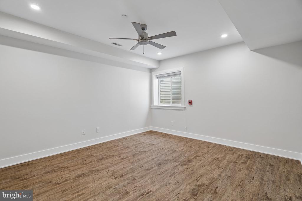 970 N MARSHALL STREET Unit: 7