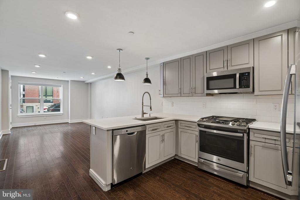 970 N MARSHALL STREET Unit: 7