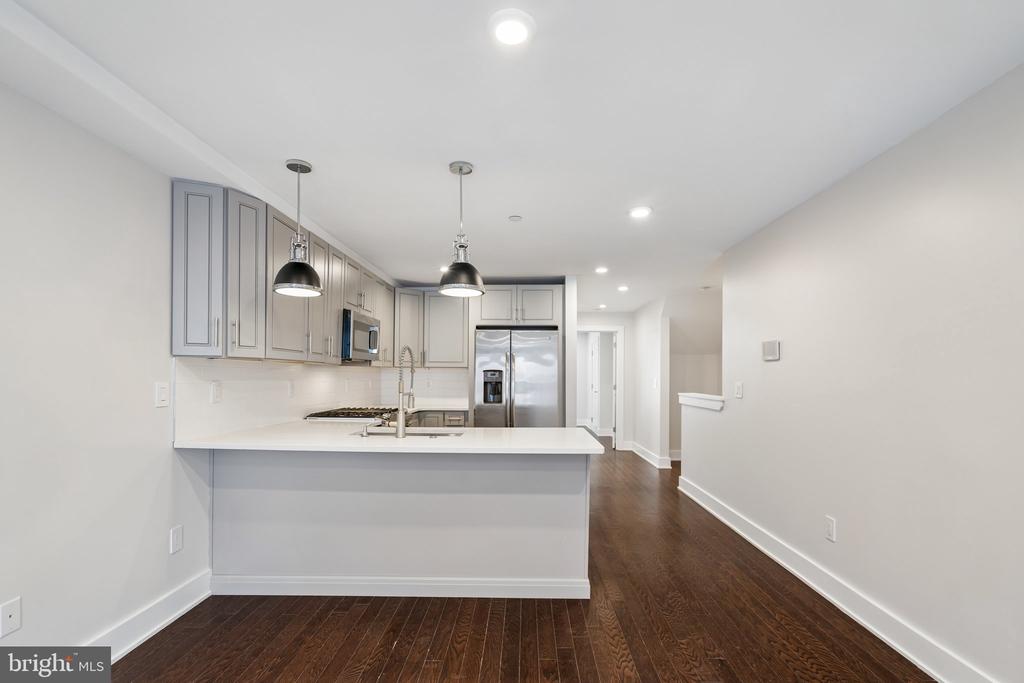 970 N MARSHALL STREET Unit: 7