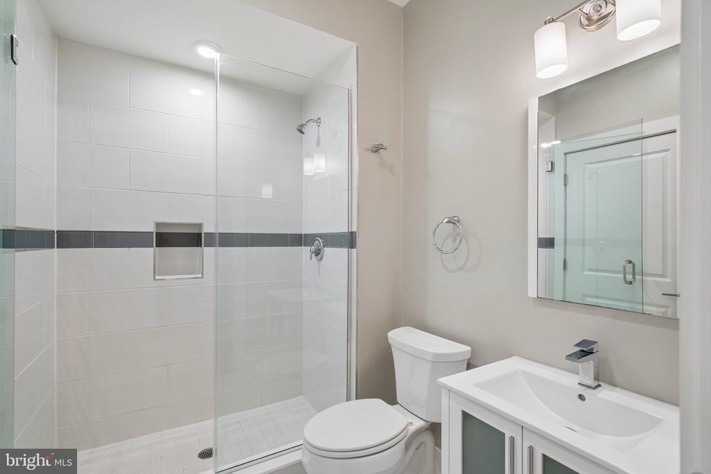 970 N MARSHALL STREET Unit: 7