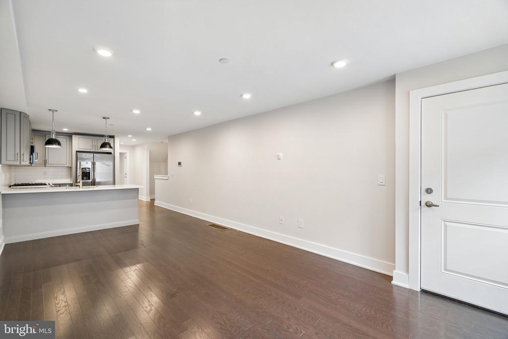 970 N MARSHALL STREET Unit: 7