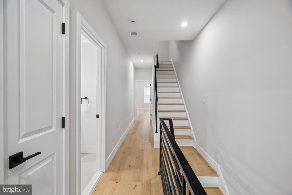 609 E LOCUST AVENUE