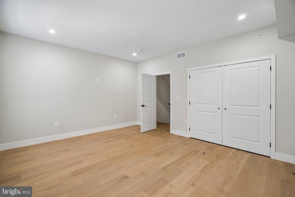 609 E LOCUST AVENUE