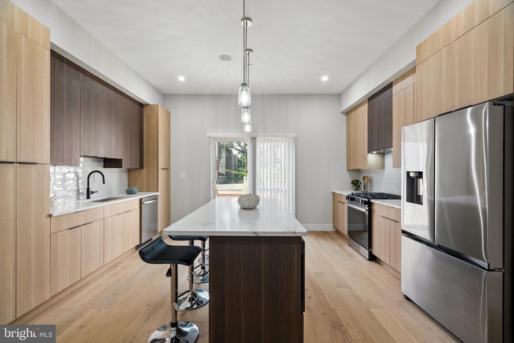 609 E LOCUST AVENUE