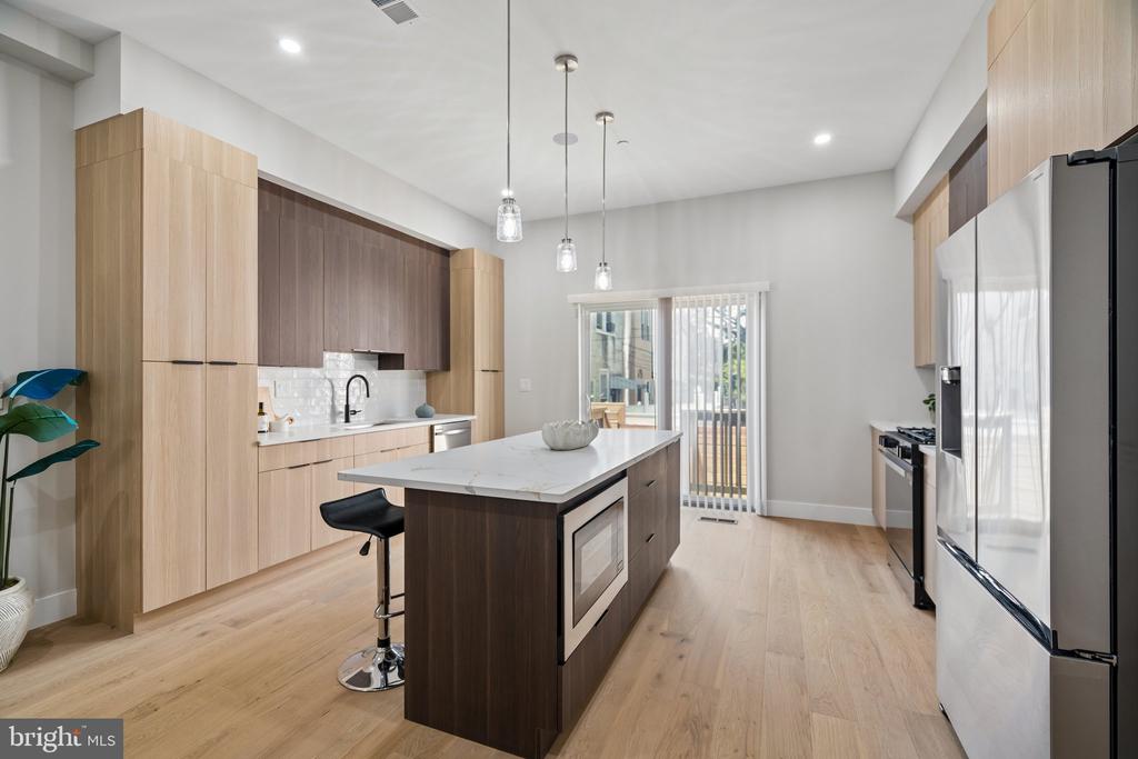 609 E LOCUST AVENUE