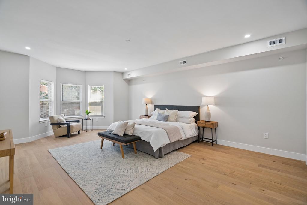 609 E LOCUST AVENUE