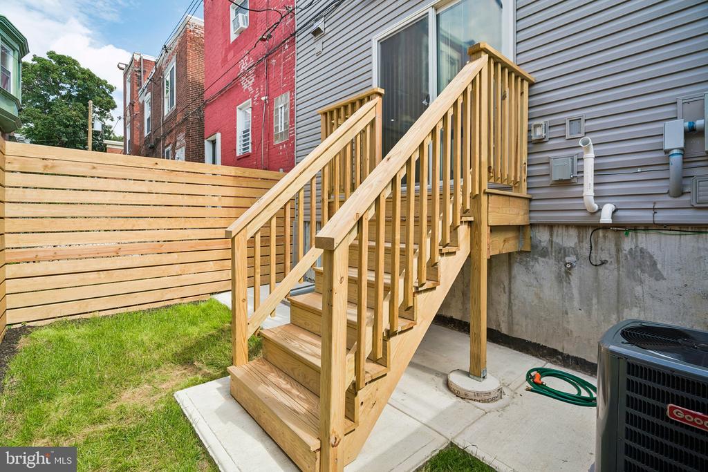 609 E LOCUST AVENUE