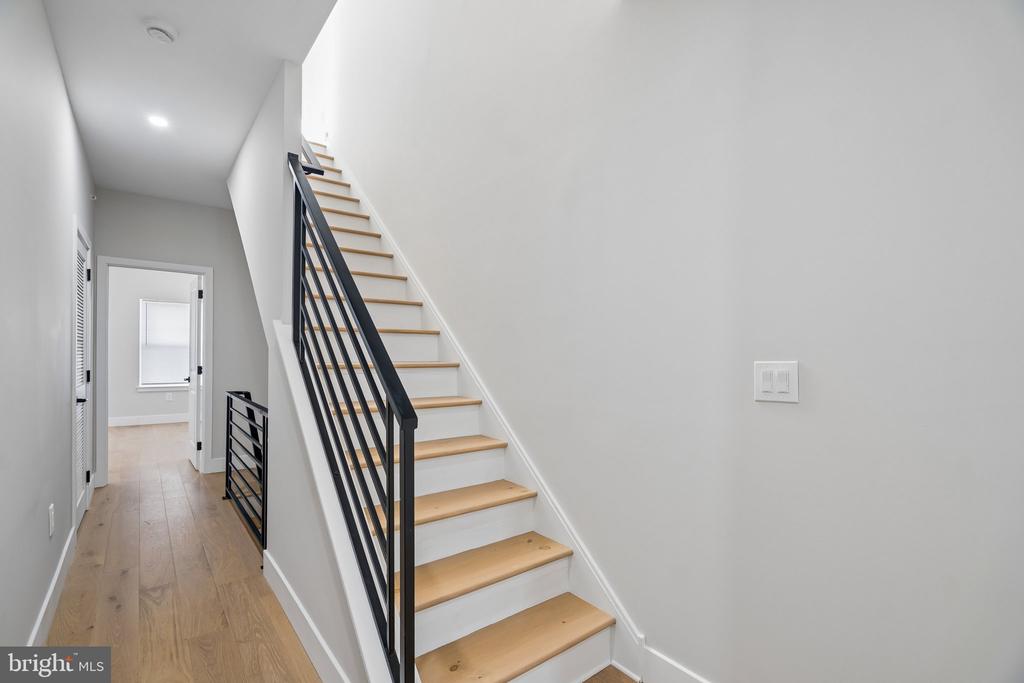 609 E LOCUST AVENUE