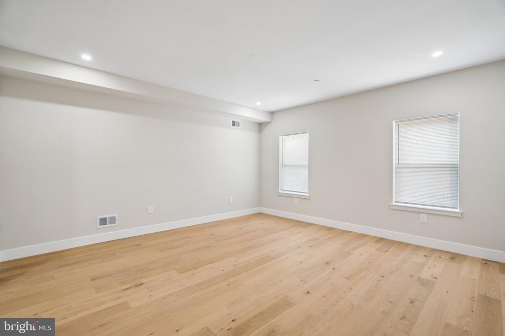 609 E LOCUST AVENUE