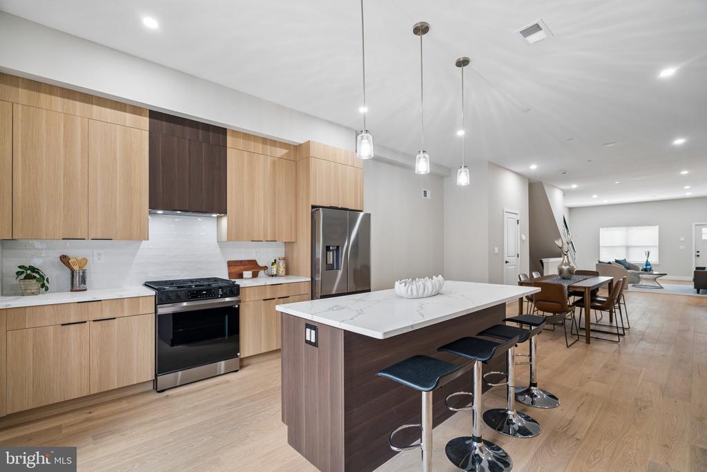 609 E LOCUST AVENUE