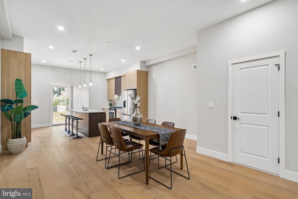 609 E LOCUST AVENUE