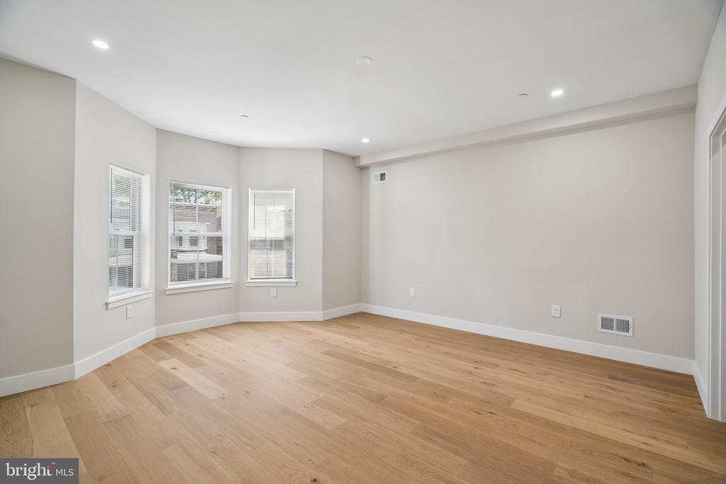 609 E LOCUST AVENUE