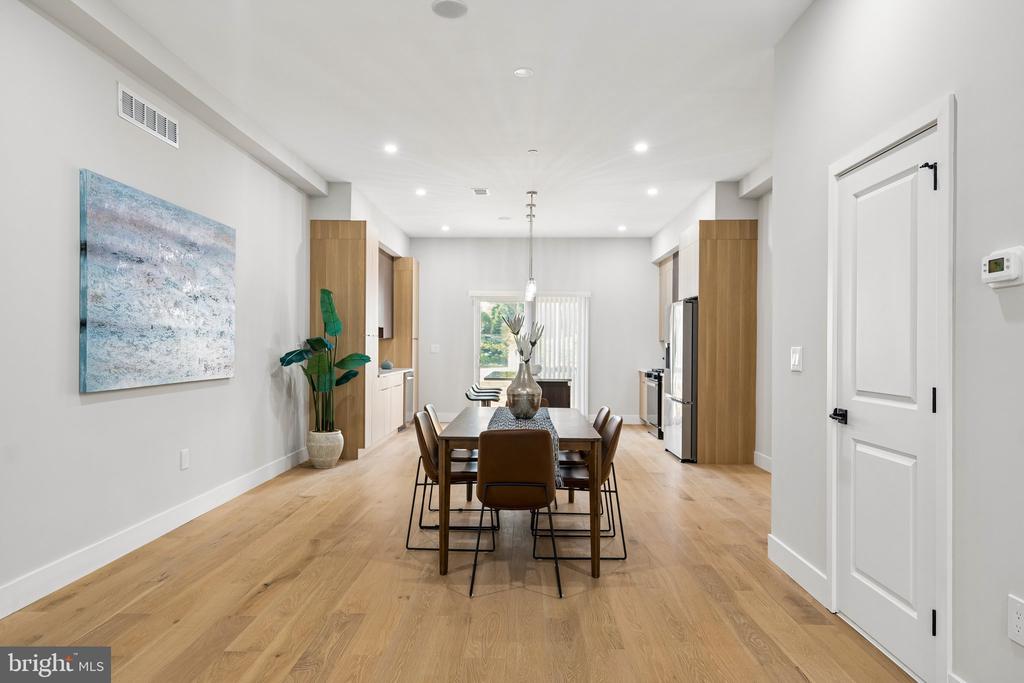 609 E LOCUST AVENUE