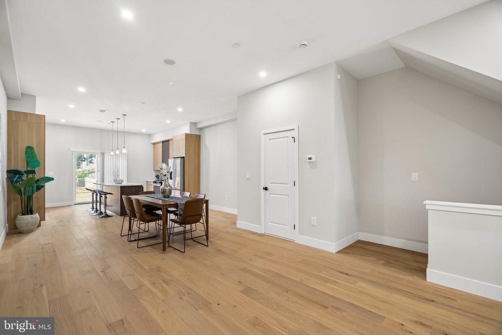 609 E LOCUST AVENUE