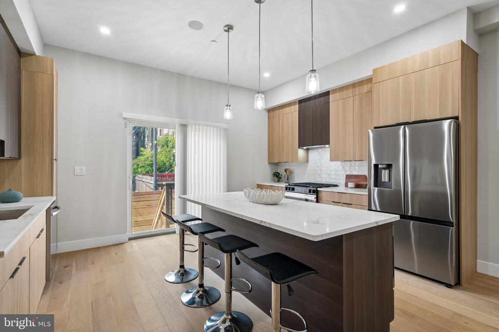 609 E LOCUST AVENUE