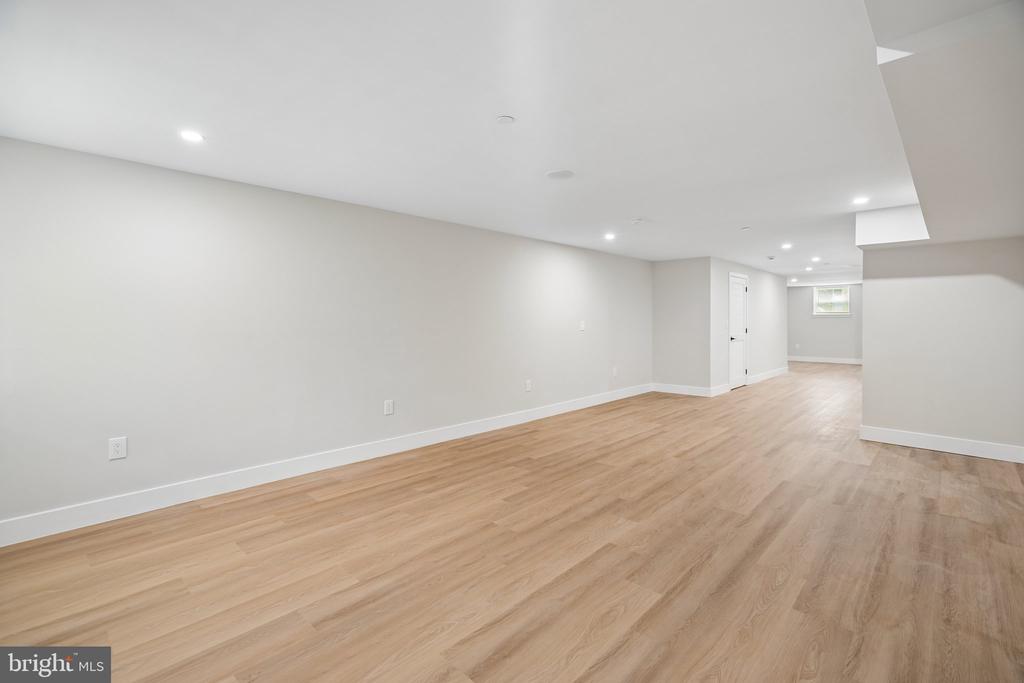 609 E LOCUST AVENUE
