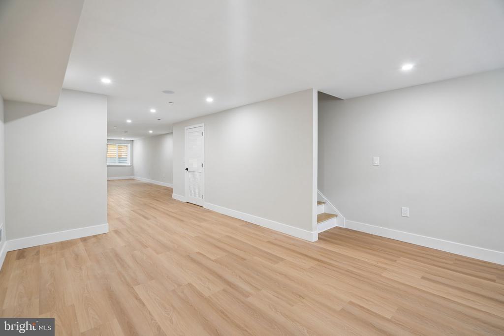 609 E LOCUST AVENUE
