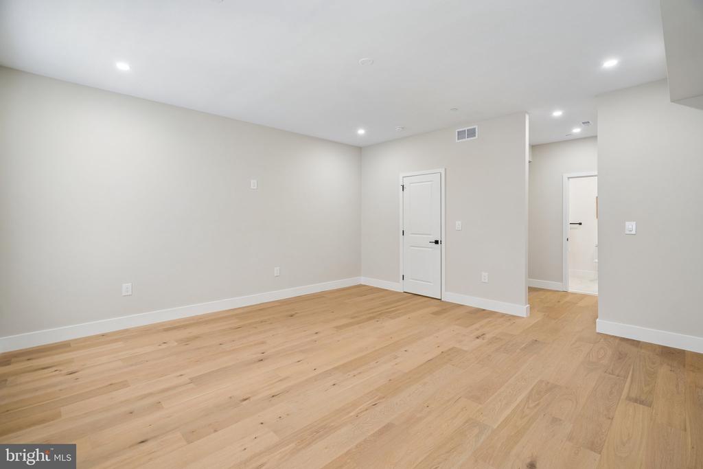 609 E LOCUST AVENUE
