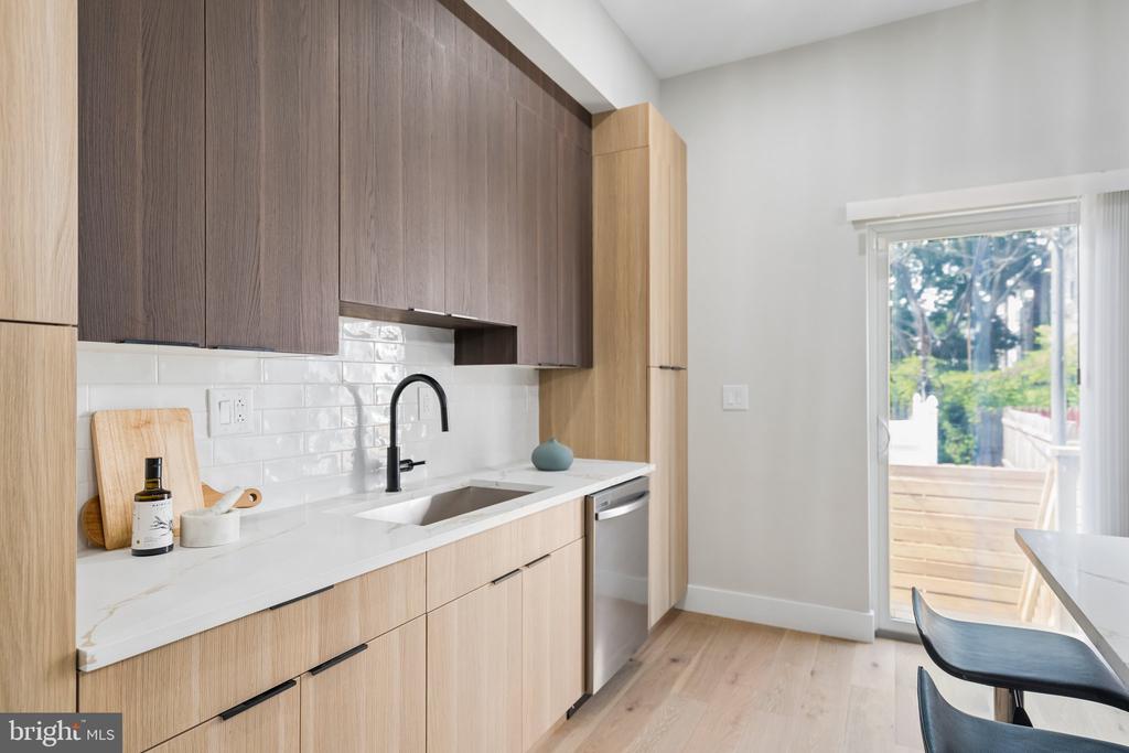 609 E LOCUST AVENUE