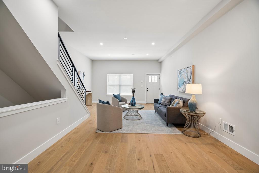 609 E LOCUST AVENUE