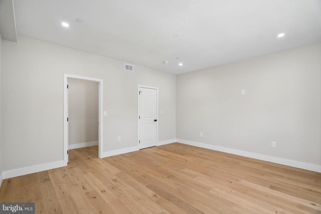 609 E LOCUST AVENUE