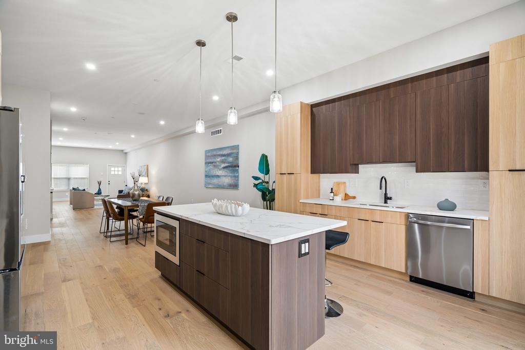 609 E LOCUST AVENUE