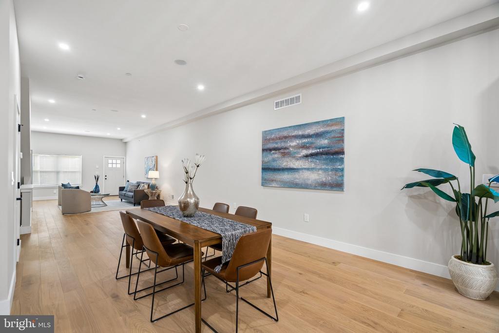 609 E LOCUST AVENUE