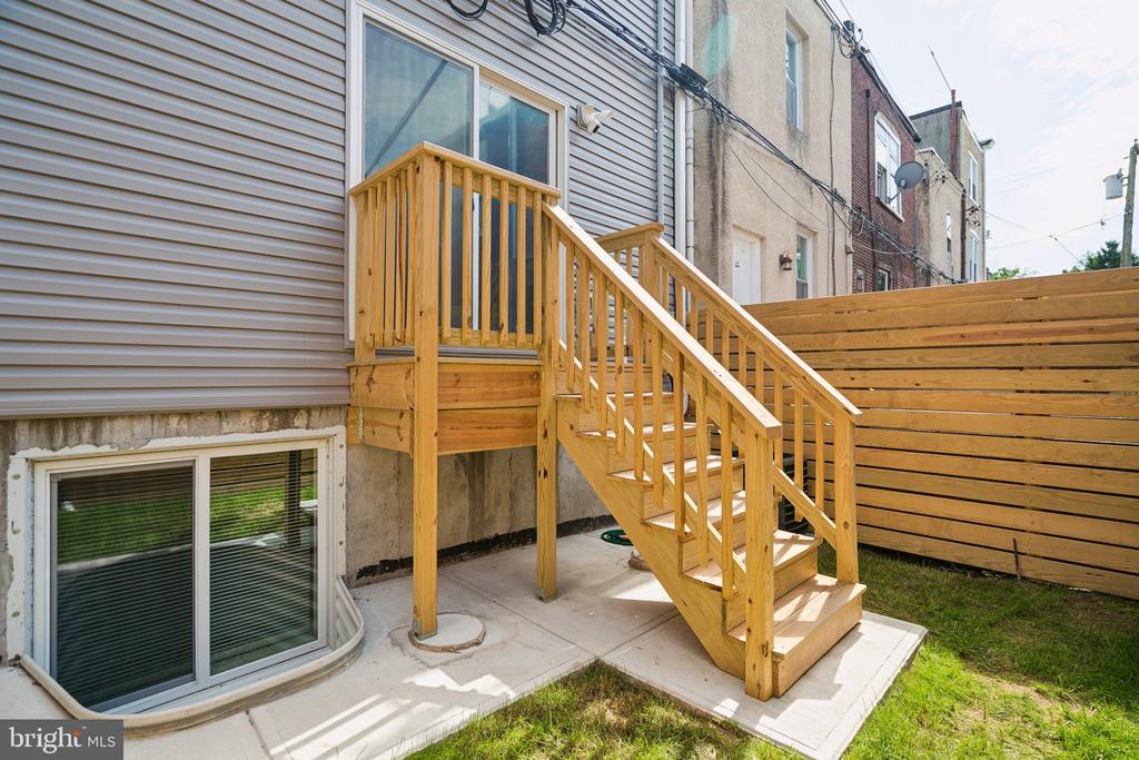 609 E LOCUST AVENUE