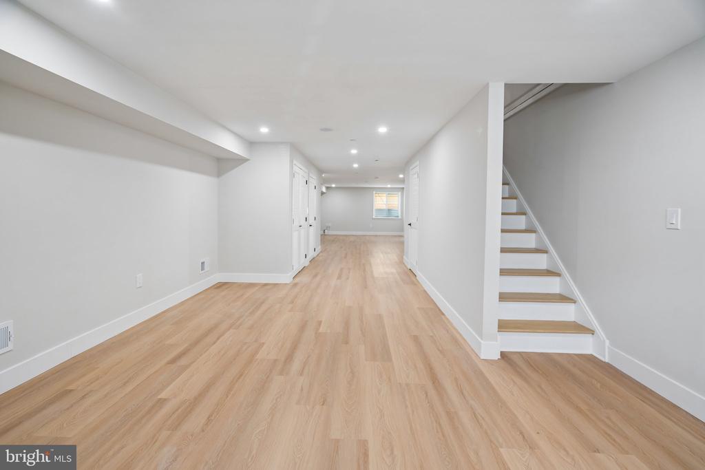 609 E LOCUST AVENUE