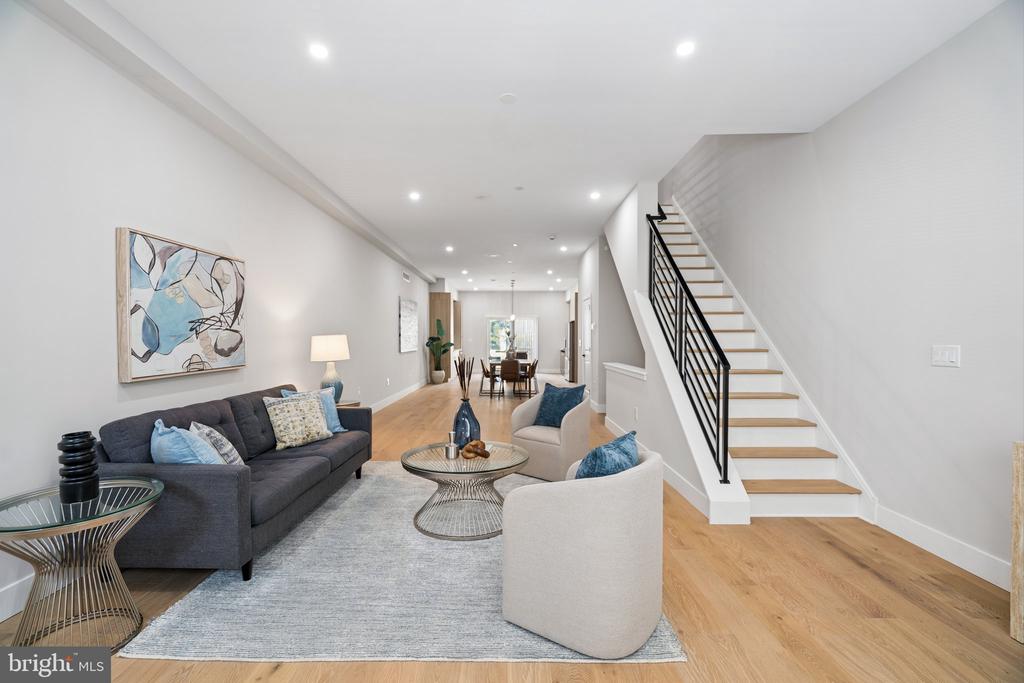 609 E LOCUST AVENUE