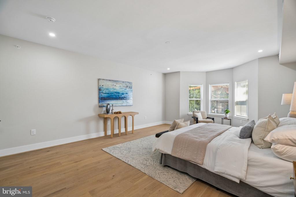 609 E LOCUST AVENUE