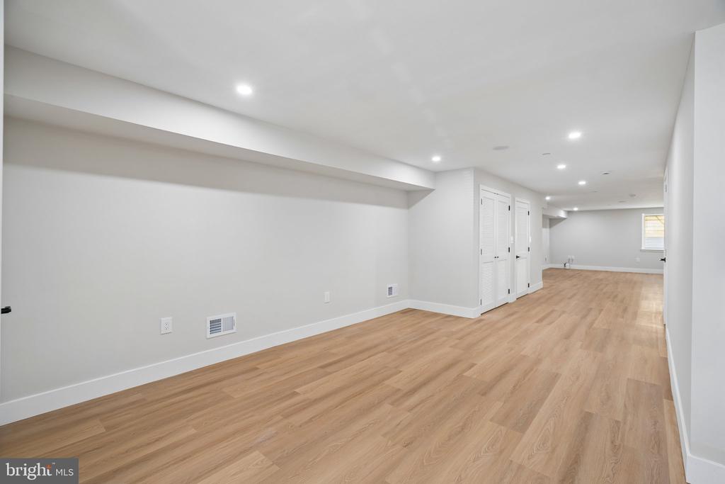 609 E LOCUST AVENUE