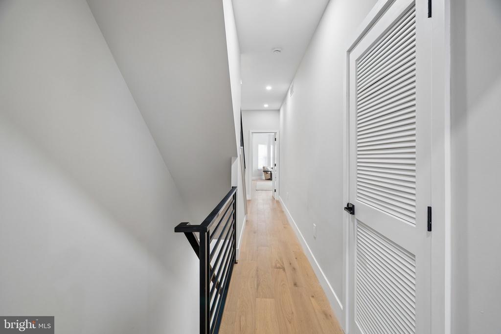 609 E LOCUST AVENUE