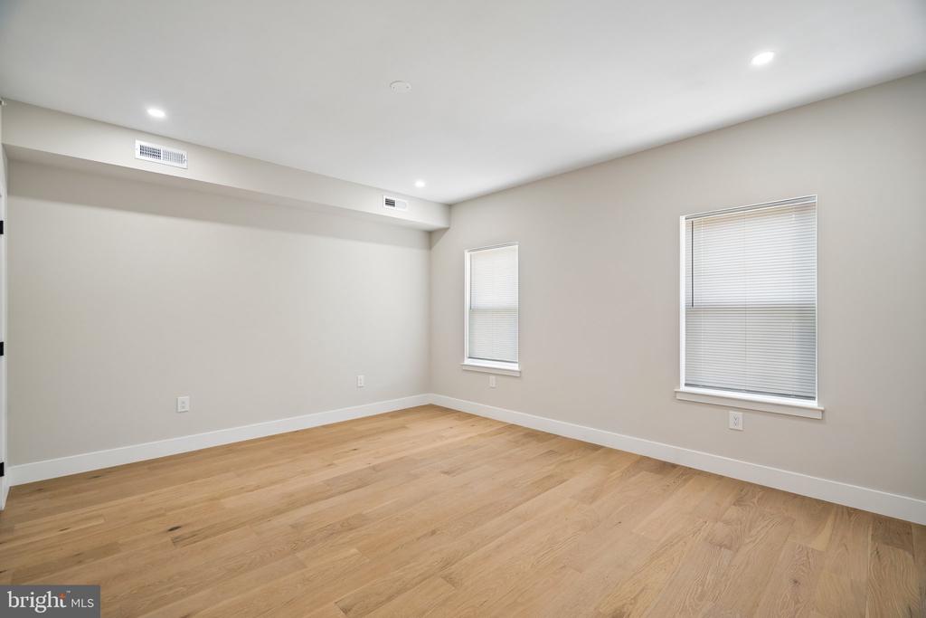 609 E LOCUST AVENUE