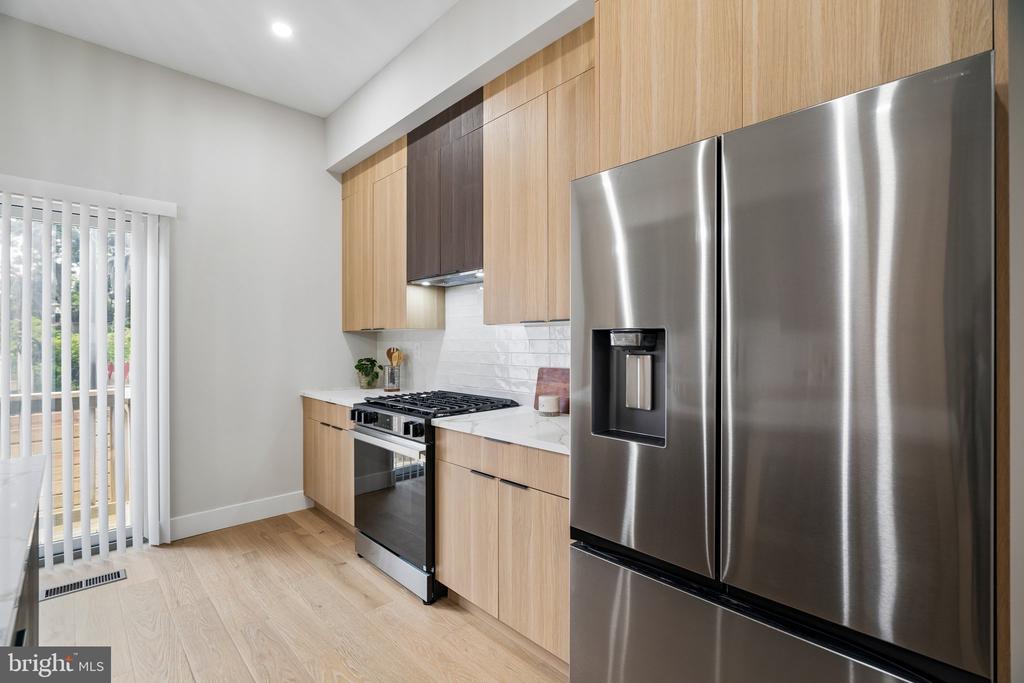 609 E LOCUST AVENUE