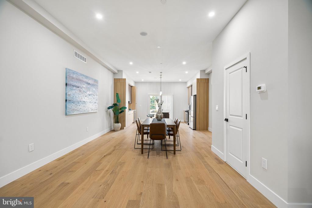 609 E LOCUST AVENUE